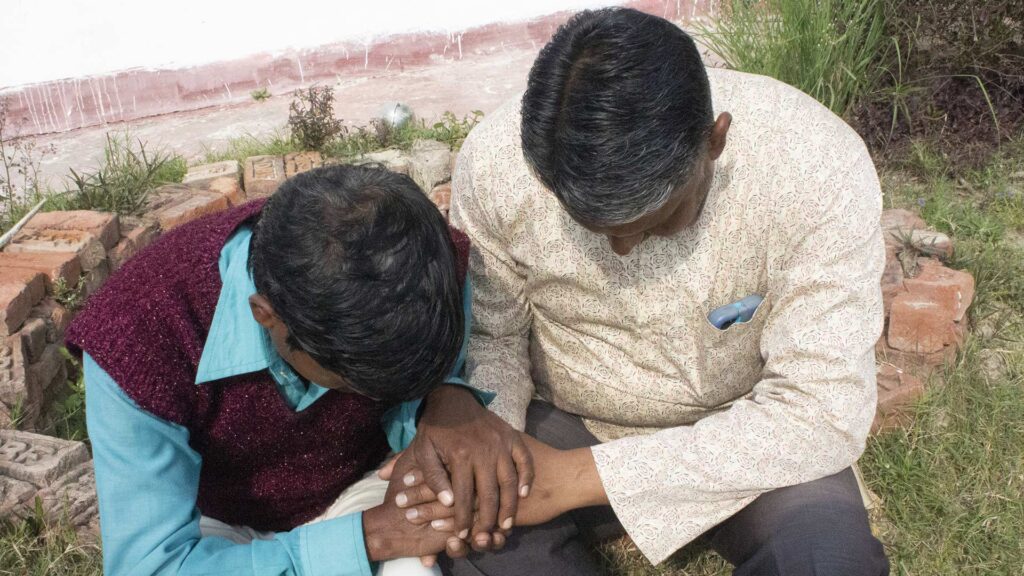 Zwei indische Männer beten für Pastor Sudeep aus dem Osten Indiens, der bereits mehrfach wegen seiner christlichen Aktivitäten verhaftet wurde. 