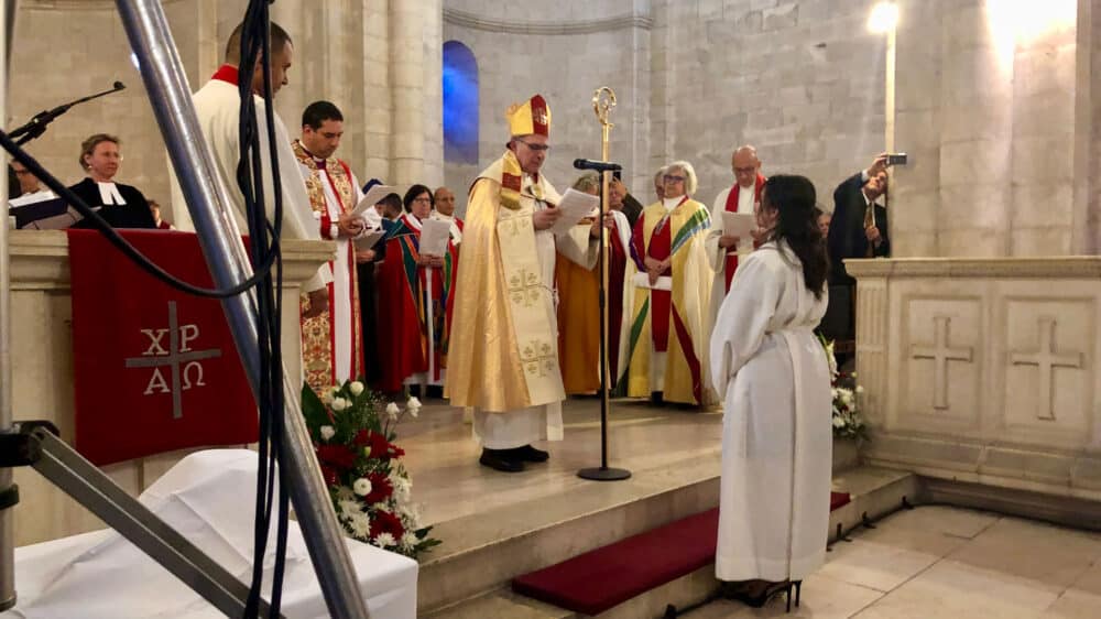 Als erste Pastorin im Heiligen Land wurde Sally Azar in der Erlöserkirche in Jerusalem eingeführt