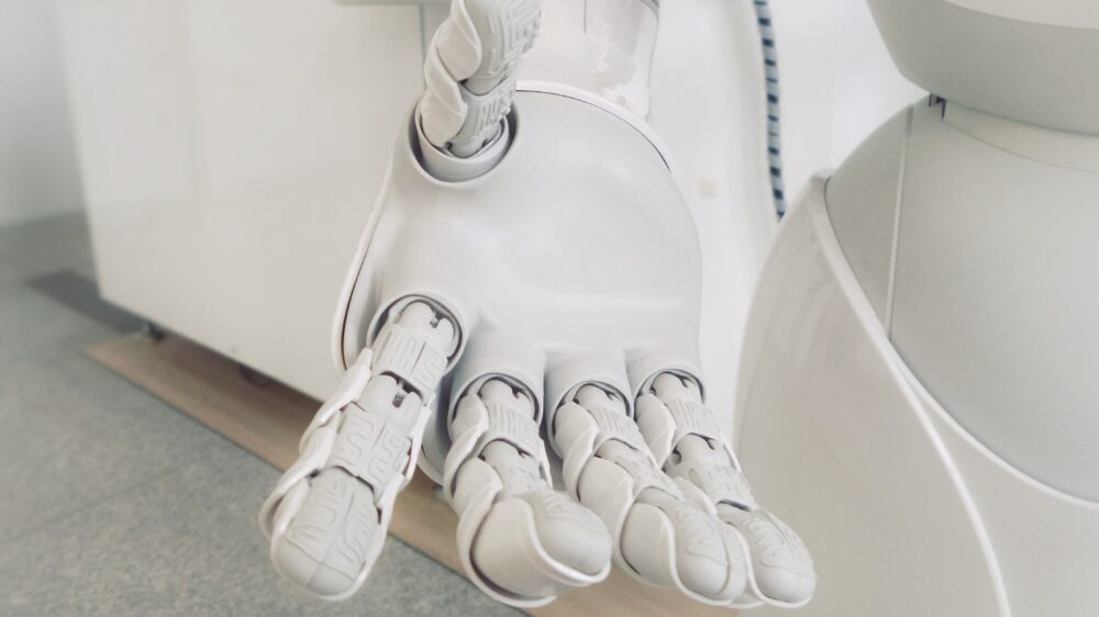 Ein Roboter streckt seine Hand entgegen
