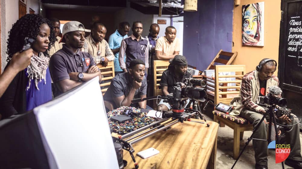 Pappy gibt eine Weiterbildung für junge Menschen im Kongo im Bereich Film und Fotografie