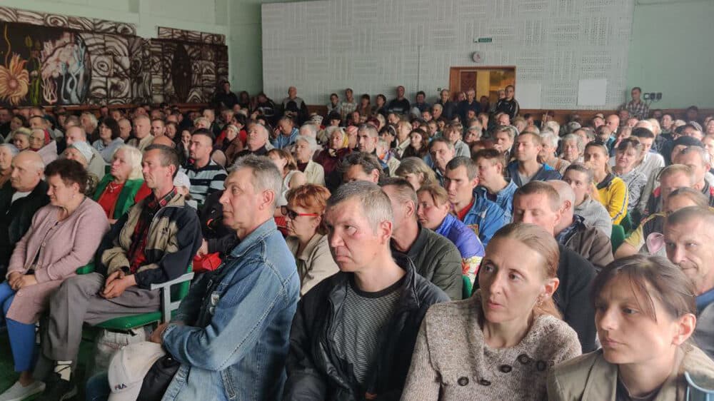 Menschen im Krieg feiern in der Ukraine Gottesdienst