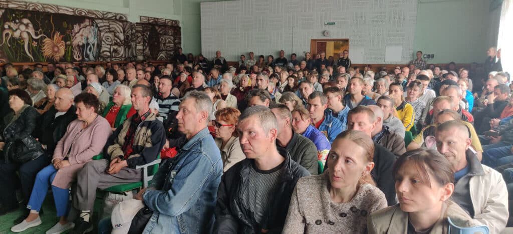 Menschen im Krieg feiern in der Ukraine Gottesdienst