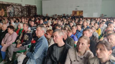 Menschen im Krieg feiern in der Ukraine Gottesdienst