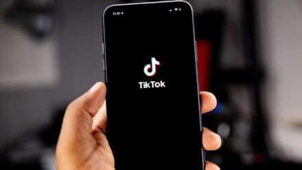 Handy mit dem TikTok-Logo