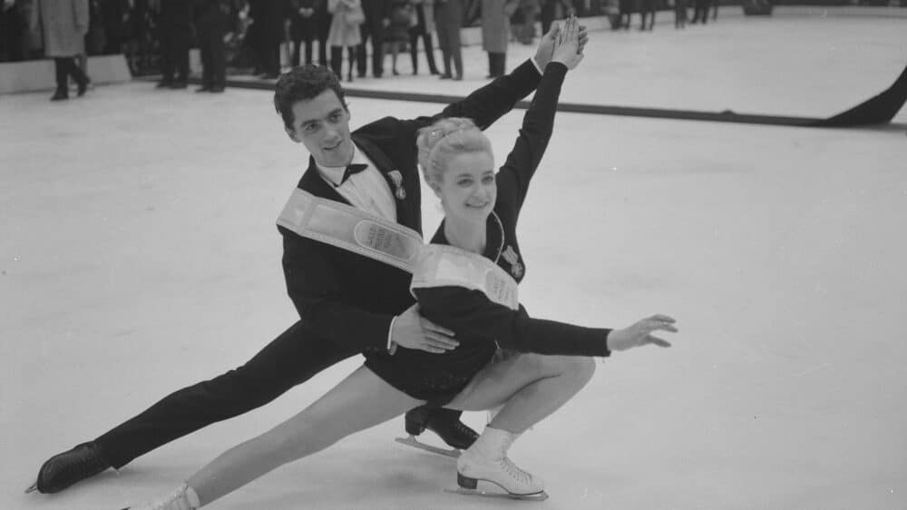 Das Duo Marika Kilius und Hans-Jürgen Bäumler bei ihrem größten Erfolg bei der WM 1964 in Dortmund