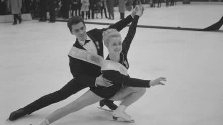 Das Duo Marika Kilius und Hans-Jürgen Bäumler bei ihrem größten Erfolg bei der WM 1964 in Dortmund