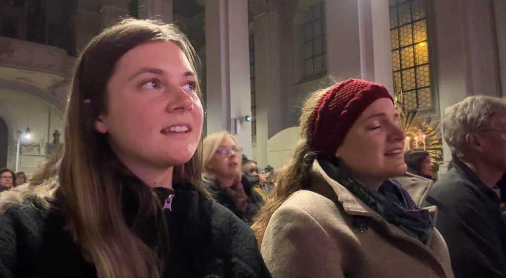 Carola Mehltretter in einem katholischen Gottesdienst