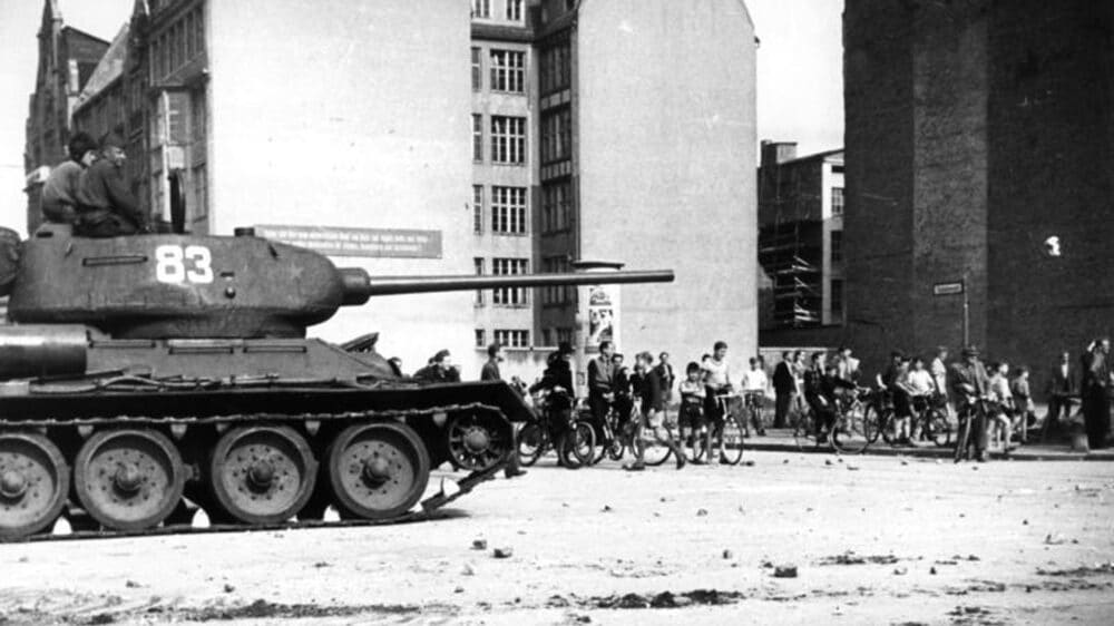 Sowjetischer T-34/85-Panzer in der Schützenstraße in Berlin