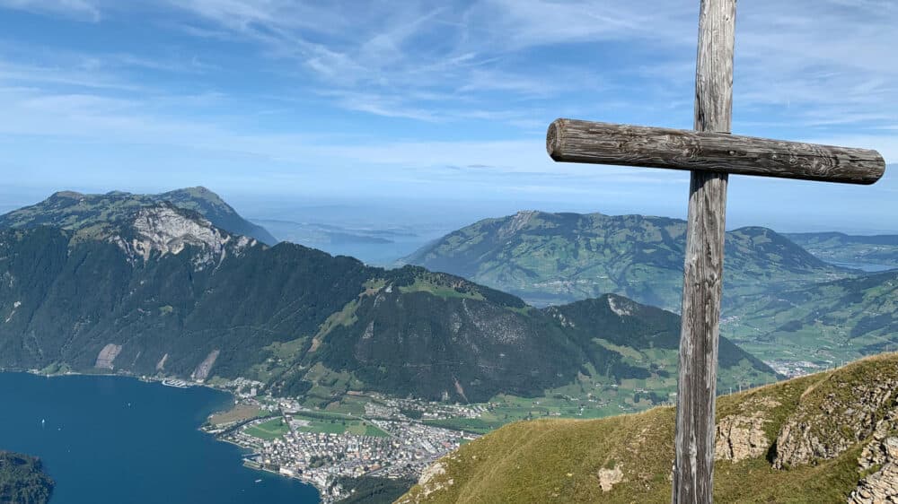 Ein Holzkreuz auf einem hohen Berg