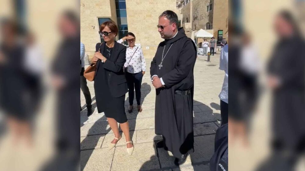 Forschungsministerin Stark-Watzinger wird Zeugin eines Disputs, als Abt Schnabel die Aufforderung erhält, sein Kreuz abzunehmen