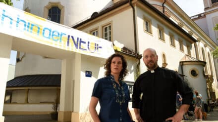 Pfarrer Hans Reiser hier mit der alleinerziehenden Mutter Lisa Kirchberger