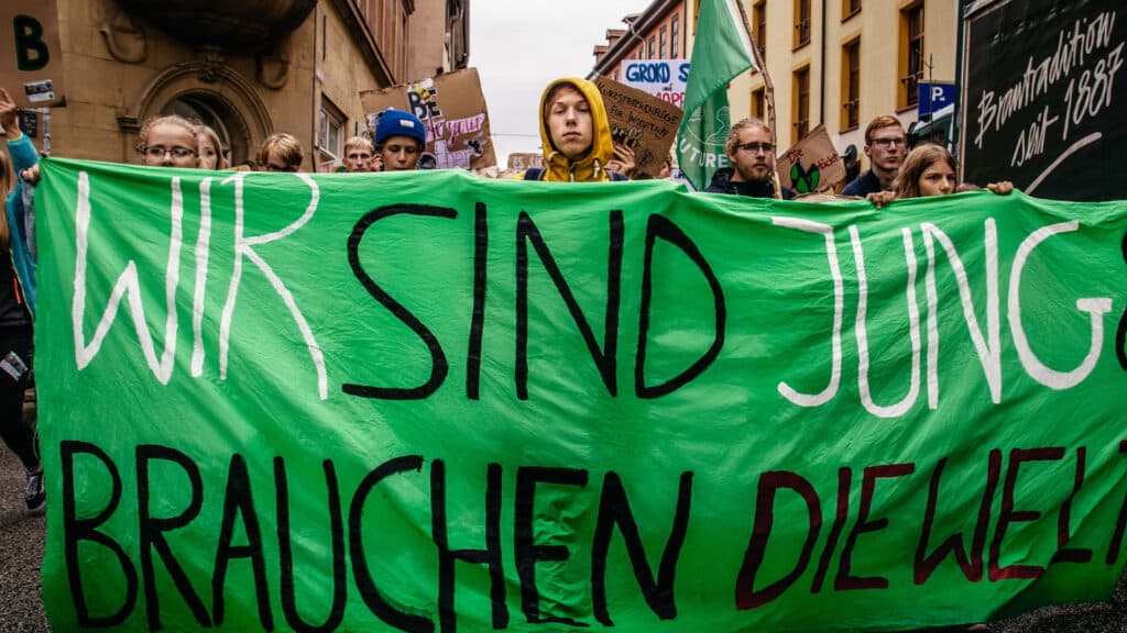 Junge Menschen demonstrieren für das Klima