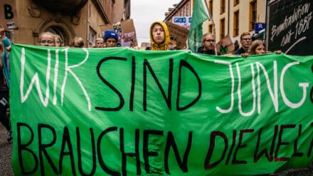 Junge Menschen demonstrieren für das Klima