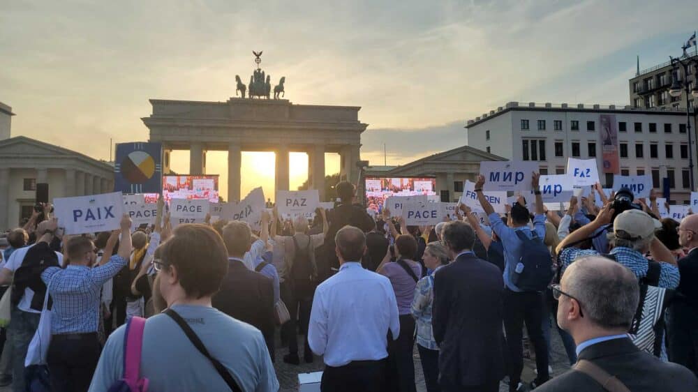 Friedenstreffen vorm Brandenburger Tor
