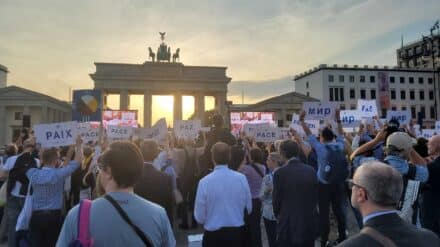 Friedenstreffen vorm Brandenburger Tor