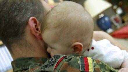 Soldat mit Kind