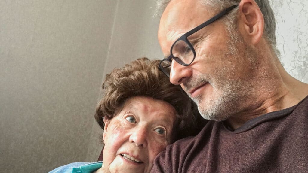 Der Journalist Reinhold Beckmann gemeinsam mit seiner Mutter Aenne