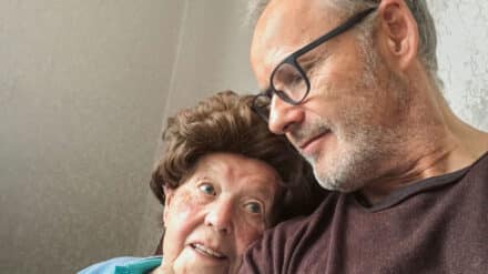 Der Journalist Reinhold Beckmann gemeinsam mit seiner Mutter Aenne