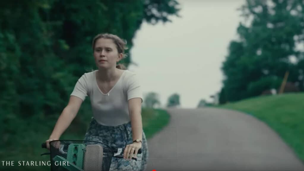 Die 17-jährige Jem Starling hat in dem Film „The Starling Girl“ eine Affäre mit ihrem Jugendpastor