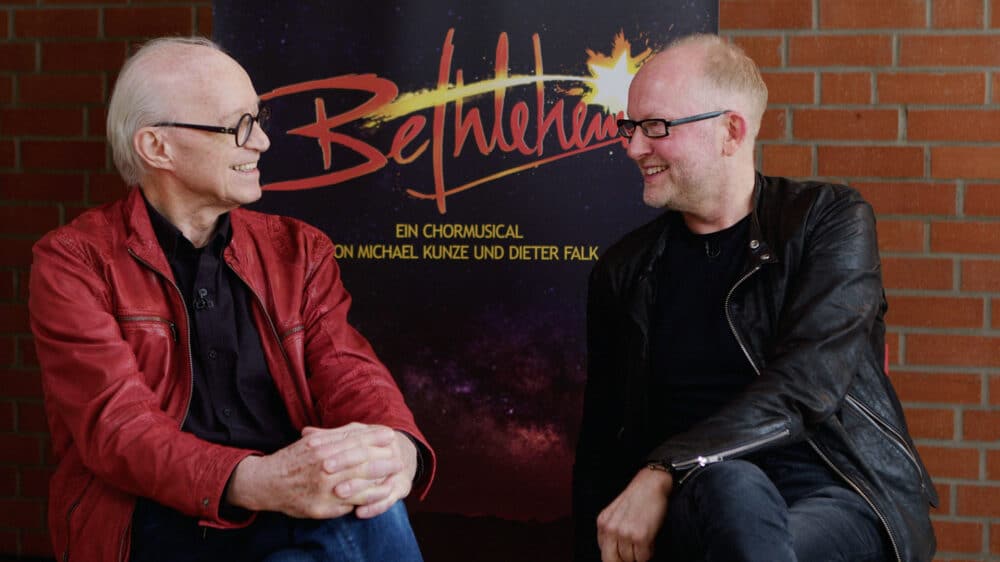 Michael Kunze (links) und Dieter Falk (zweiter von rechts), zusammen mit den Unterstützern des Musicals von der Evangelischen Kirche im Rheinland und der KindernothiMichael Kunze und Dieter Falk haben das Musical Bethlehem geschaffen
