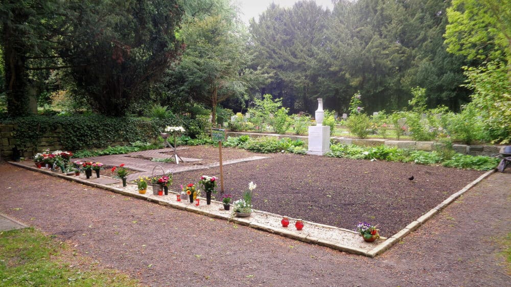 Ein Urnenfeld auf einem deutschen Friedhof