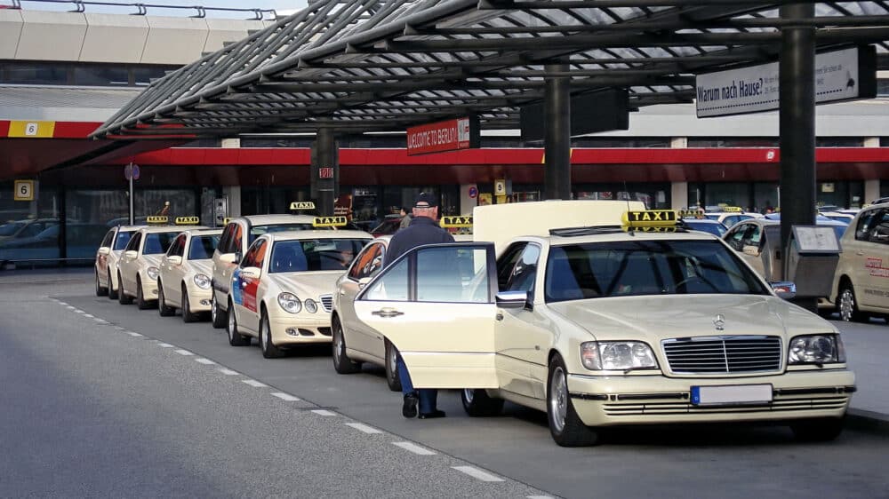 Ein Taxistand am Berliner Flughafen