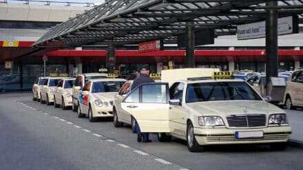 Ein Taxistand am Berliner Flughafen
