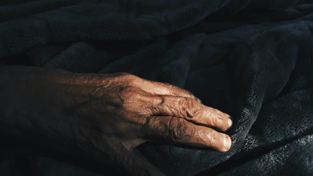 Bild von Hand einer älteren Person