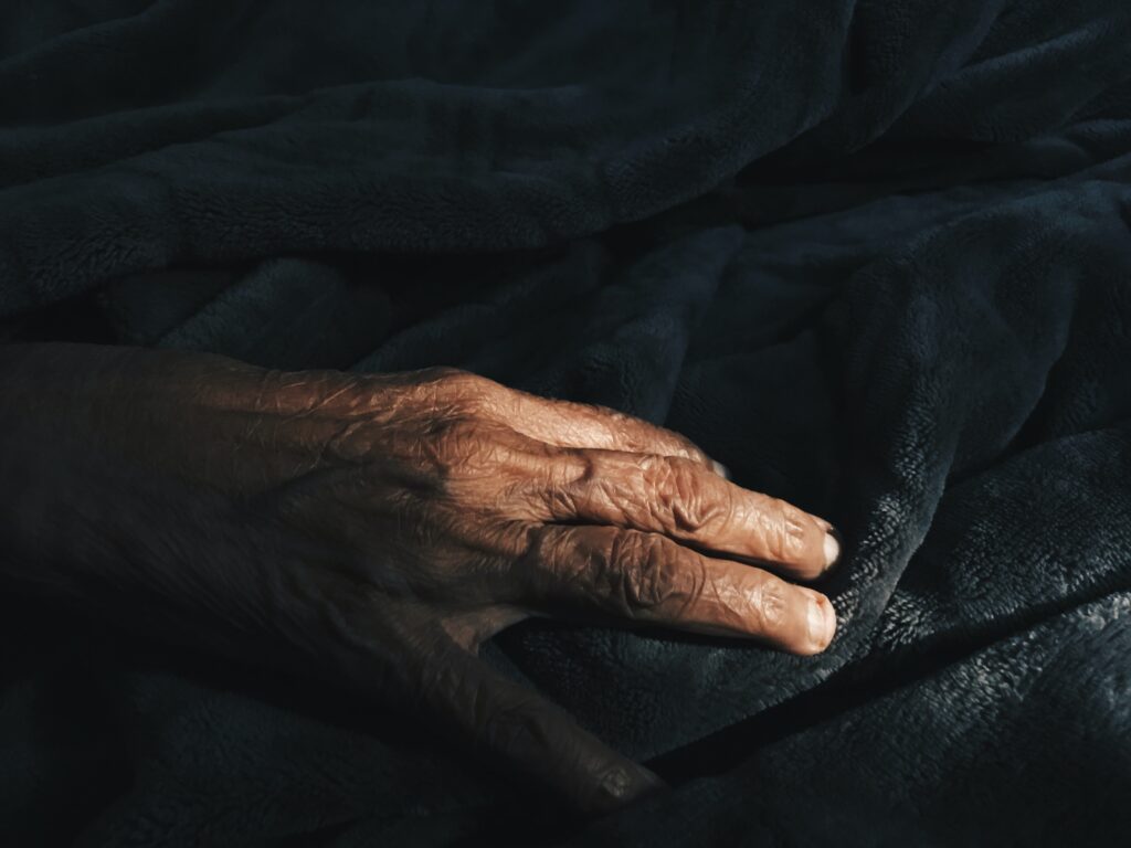 Bild von Hand einer älteren Person