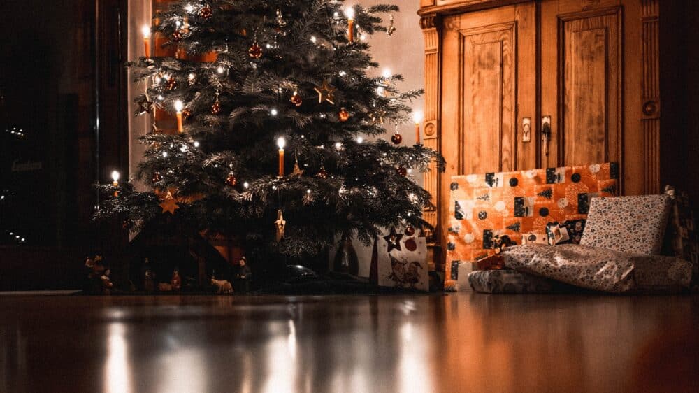 Ein festlich geschmückter Weihnachtsbaum