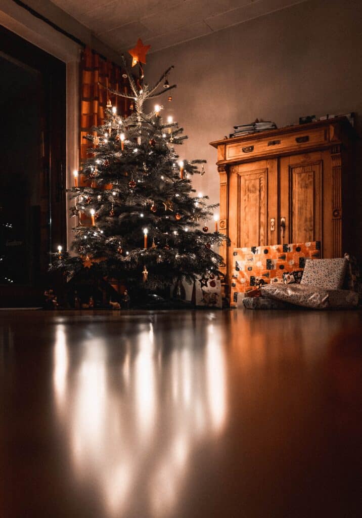 Ein festlich geschmückter Weihnachtsbaum