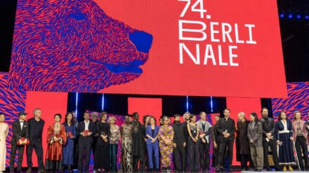 Künstler mit Attitüde: Der Filmemacher Ben Russell vergaß auch beim Gruppenbild der Preisträger sein Palästinensertuch nicht