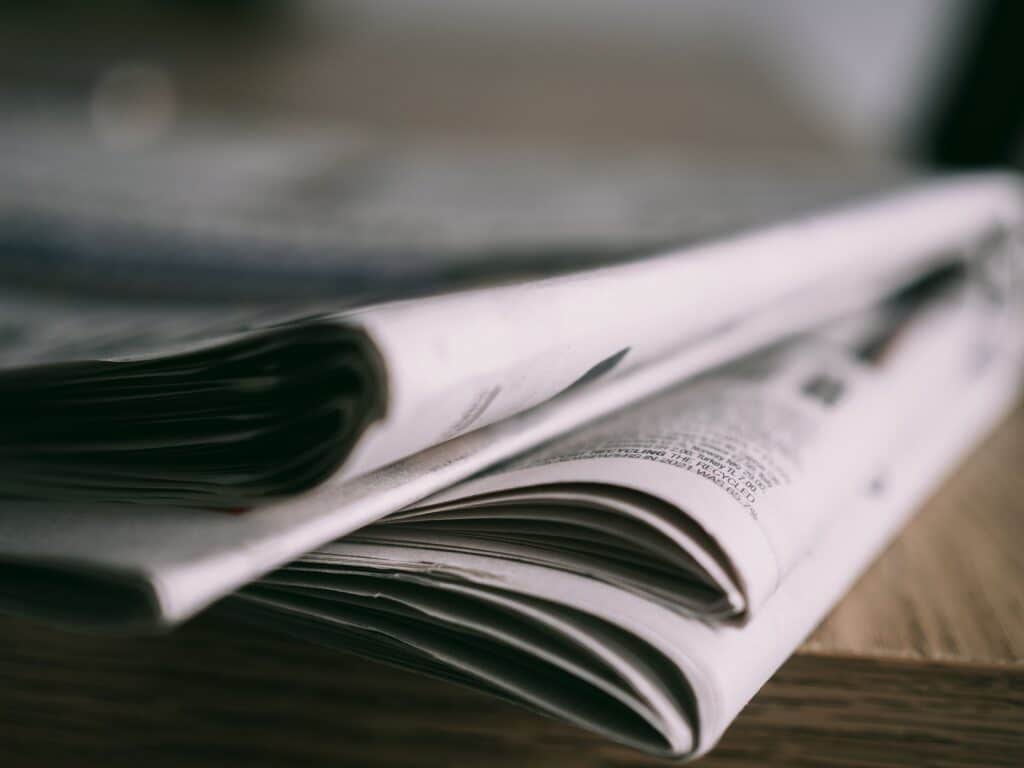 offene Magazine gestapelt aufeinander.