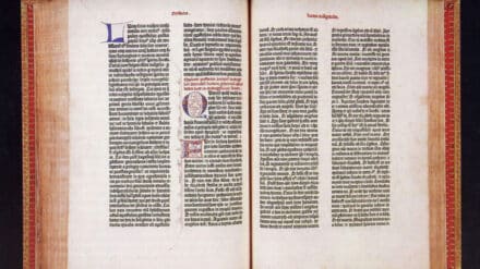 Die 42-zeilige Gutenberg-Bibel aus dem Museum in Mainz
