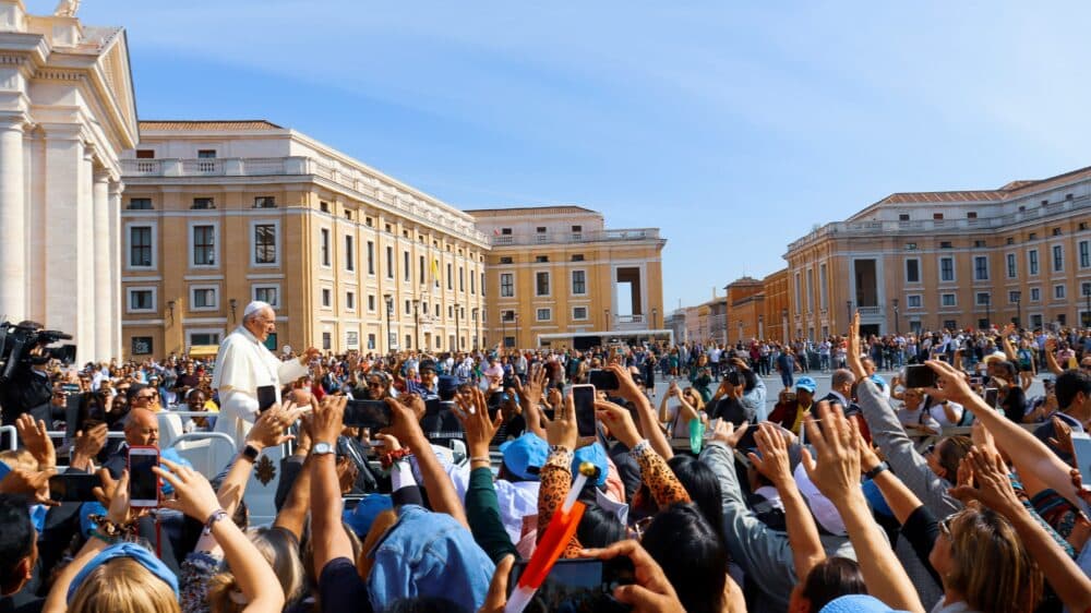 Papst und Menschenmenge