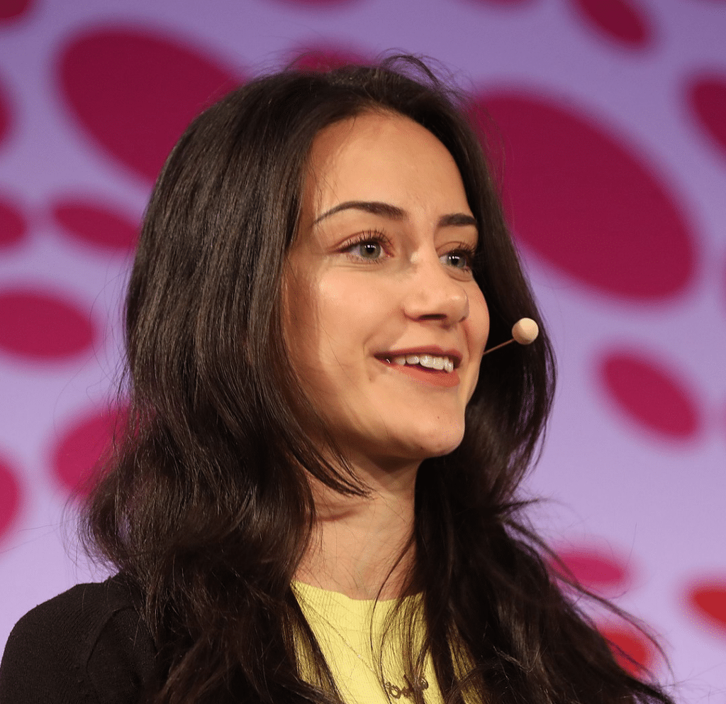 Helen Fares mit Ansteckmikro