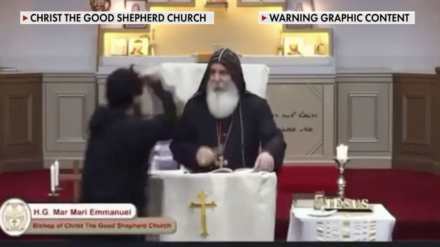 Screenshot von dem Live-Gottesdienst, es ist zu sehen, wie der Täter auf den Bischof zu geht