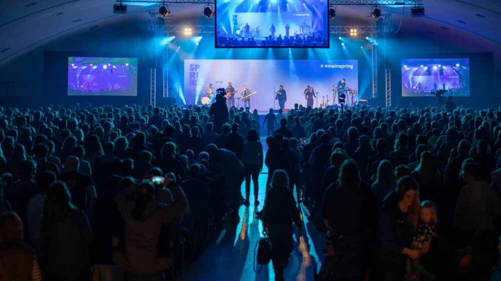 Menschenmasse in einer Halle in Willingen beim SPRING Festival