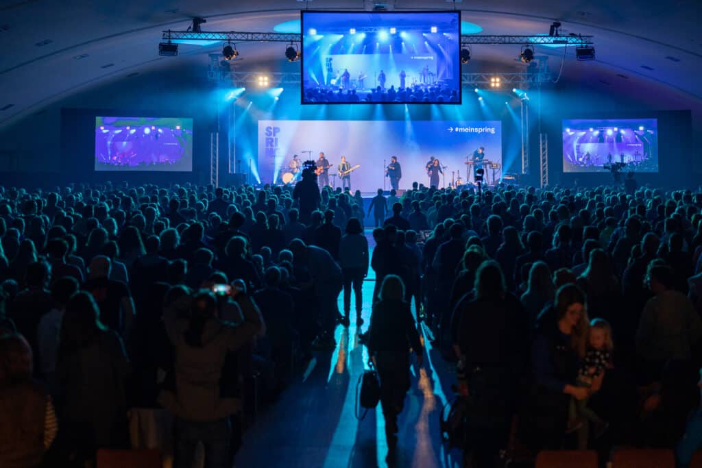 Menschenmasse in einer Halle in Willingen beim SPRING Festival