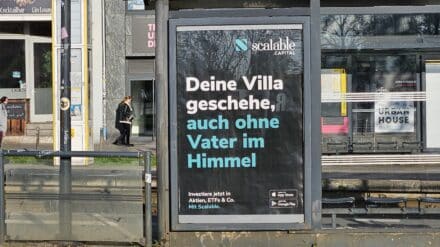 Scalable Capital bewirbt Dienstleistungen auf Plakaten mit dem Slogan „Deine Villa geschehe, auch ohne Vater im Himmel“