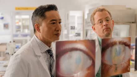 Der Augen-Chirurg Ming Wang bei der Arbeit