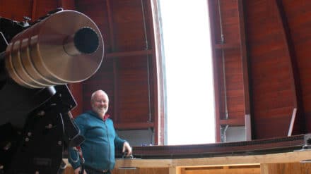 Pfarrer Tilo Kirchhoff in der Kuppel der Sternwarte.