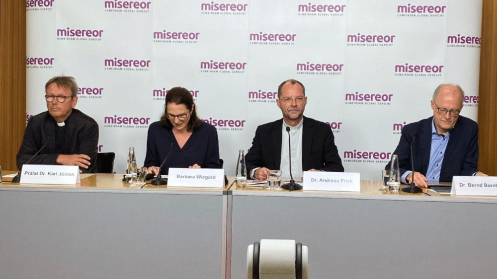 Ausschnitt aus dem Jahrespressekonferenz, Beteiligte sitzen