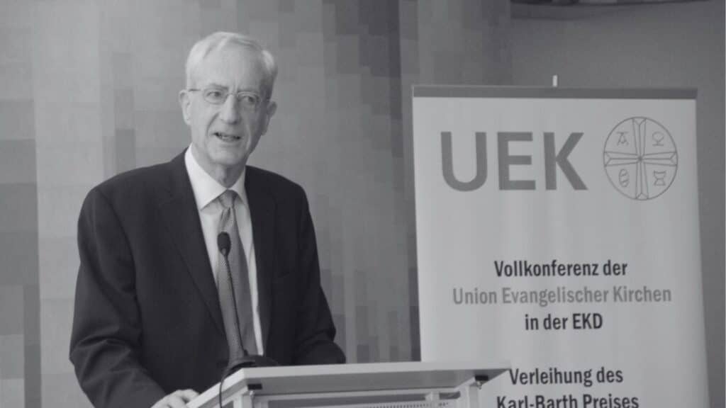 BIld von Jürgen Schmude bei einer Konferenz der UEK