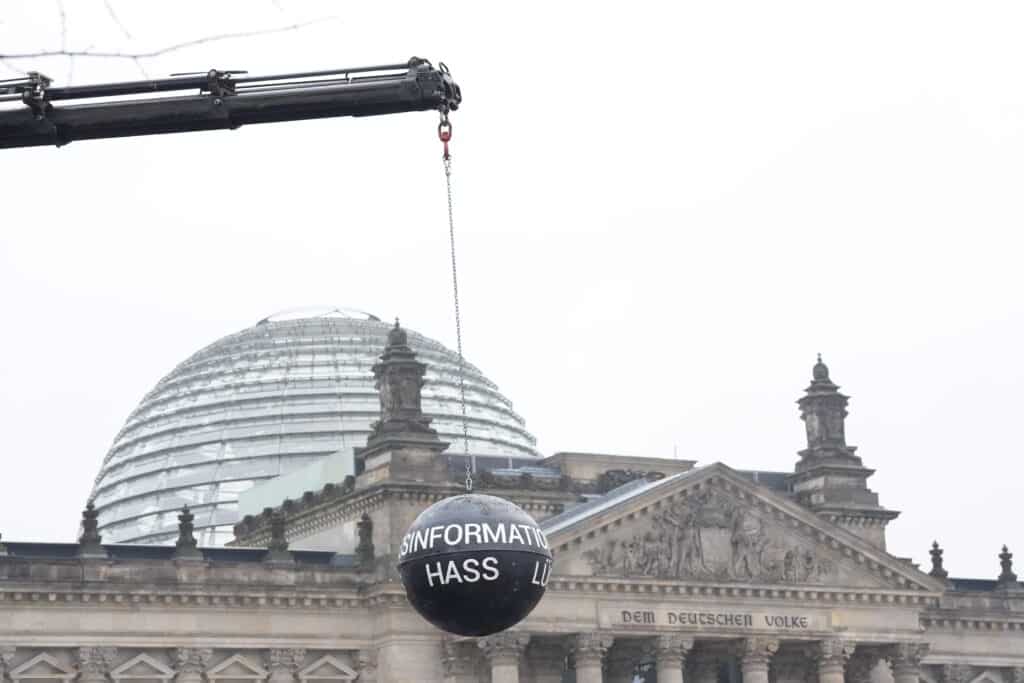 Hass und Beschimpfungen machen die Debatte kaputt und sind wie eine Abrissbirne für die Demokratie. Darauf machte die Aktion der Organisation „HaitAid“ Anfang des Jahres aufmerksam.