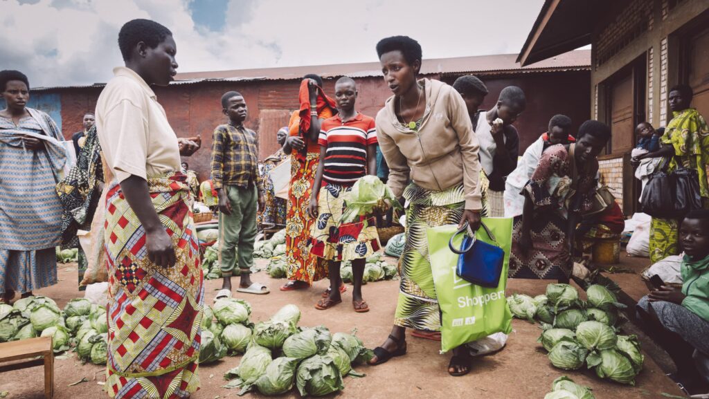 Kleinbäuerin Claudine Hashazinyange (26) auf dem Markt von Mwaro. Sie ist eine Teilnehmerin des Programmes von Ripple Effekt. Die Brot für die Welt-Partnerorganisation fördert unter anderem nachhaltige landwirtschaftliche Entwicklung, Ernährungssicherung, Armutsbekämpfung und Gleichstellung der Geschlechter.