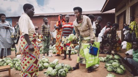 Kleinbäuerin Claudine Hashazinyange (26) auf dem Markt von Mwaro. Sie ist eine Teilnehmerin des Programmes von Ripple Effekt. Die Brot für die Welt-Partnerorganisation fördert unter anderem nachhaltige landwirtschaftliche Entwicklung, Ernährungssicherung, Armutsbekämpfung und Gleichstellung der Geschlechter.
