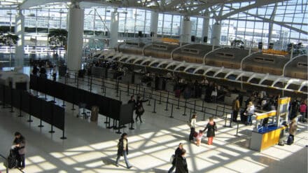 Am Terminal amerikanischer Flughäfen haben es angehende Geistliche und Nonnen in Zukunft schwerer