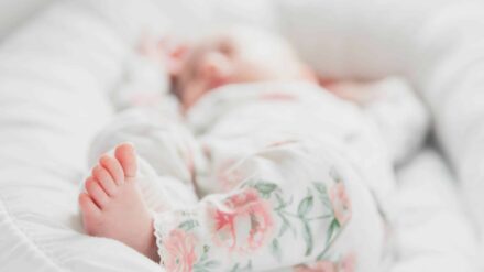 Baby liegt in einem Bett