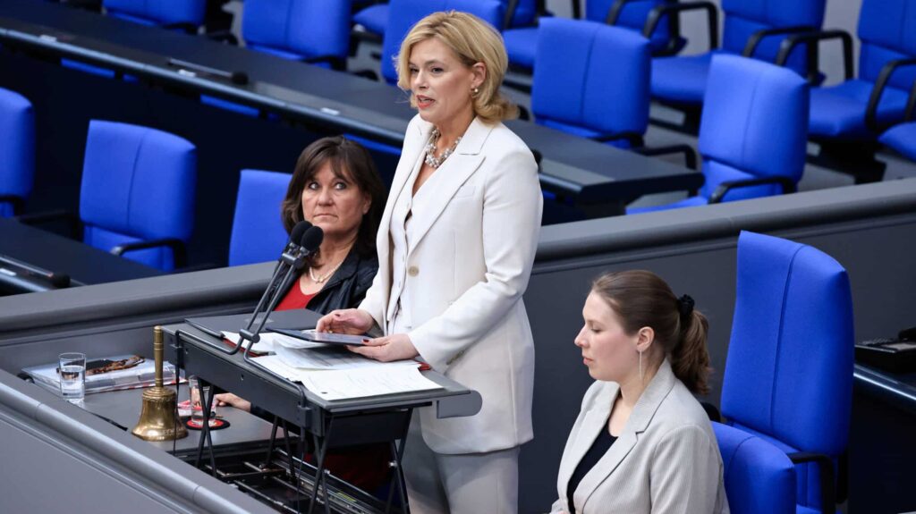 1. Sitzung des 21. Deutschen Bundestages - konstituierende Sitzung: Hier Bundestagspräsidentin Julia Klöckner (m), CDU/CSU, MdB, während ihrer Rede im Rahmen des TOP 4 "Amtsübernahme durch die Präsidentin/den Präsidenten".